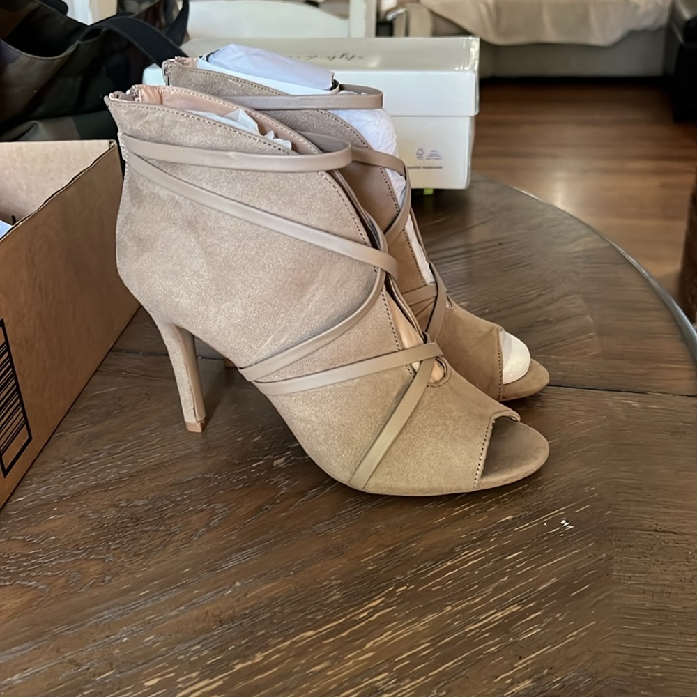 ⭐️brand new in the box 81/2wide.  Tan strapping high heel sandle